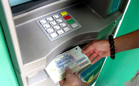 Phí ngân hàng tròng cổ khách