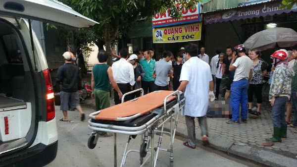 Xe khách chở hơn 30 người lật úp trên đèo