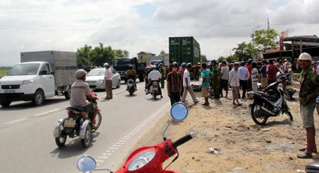 Hai  nữ sinh thương vong trên đường về quê