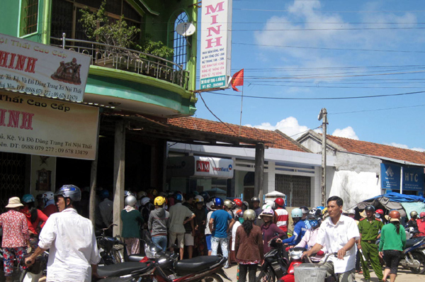 Phú Yên: Dân hốt hoảng đổ xô đi bán vàng