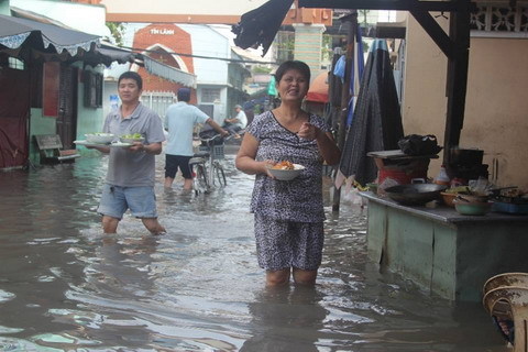 Chuyện trong con hẻm ngập suốt 24 giờ ở Sài Gòn