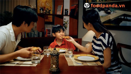 Ngồi xem tivi, gọi cả bàn tiệc về nhà