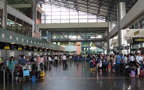 Đi nước ngoài văn minh, về Nội Bài 'hiện nguyên hình'?