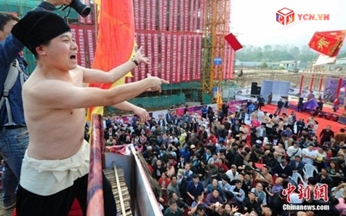 Đại gia cởi trần rải bao lì xì 173 triệu đồng