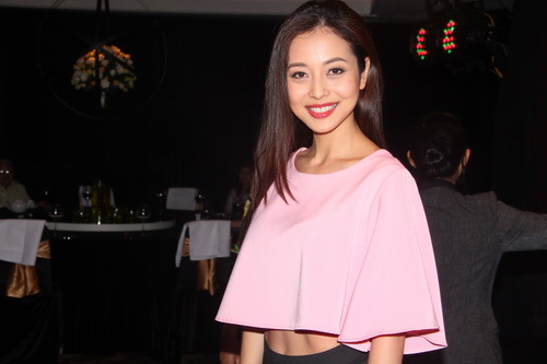 Jennifer Phạm mặc quần bó sát ‘nhạy cảm’