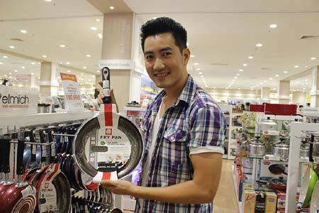 Nguyễn Phi Hùng tự tay nấu ăn cho fan