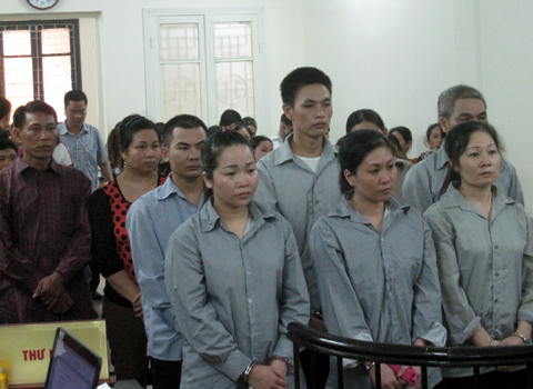 12 'cát tặc' lĩnh án vì 'hồn nhiên' hút cát sông Hồng