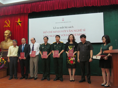 Hồ Chí Minh với văn nghệ sĩ
