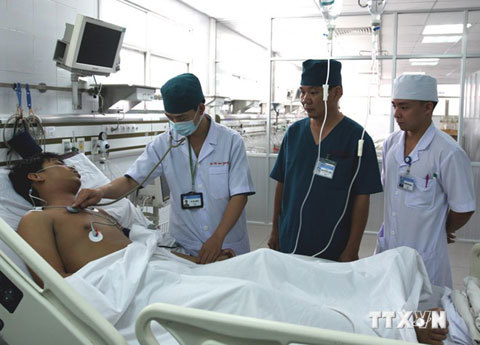 Dùng trực thăng đưa ngư dân từ Trường Sa về đất liền cấp cứu