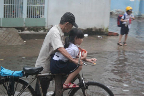 Đường Sài Gòn ngập, phụ huynh thuê xe ba gác đón con về
