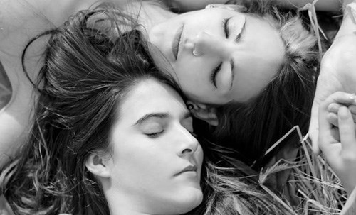 Phát điên vì phát hiện vợ ngoại tình với... phụ nữ