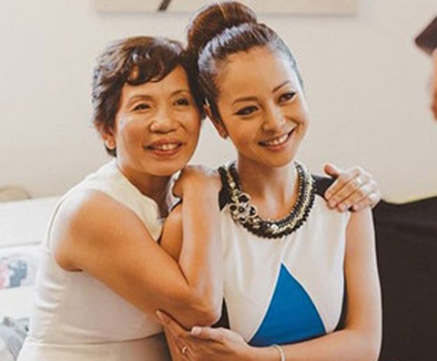 Mẹ chồng Jennifer Phạm ngày càng lu mờ