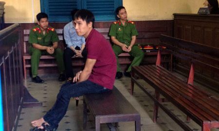 Mang sừng tê giác gần 1 tỷ đồng qua sân bay