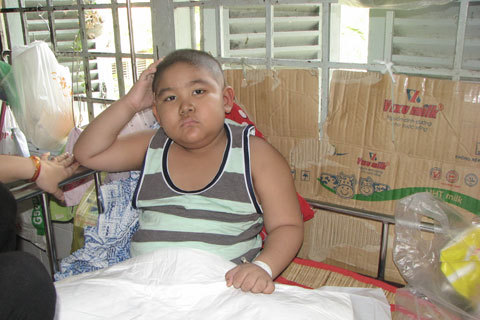 Thương cảnh bi đát của cậu bé u não