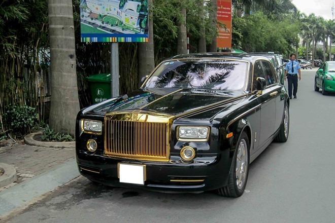 Cận cảnh Rolls-Royce mạ vàng biển Quảng Ninh tại Sài Gòn