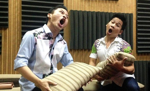 Tạo dáng 'khó đỡ' của Tùng Dương, Trọng Tấn