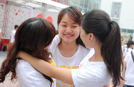 Sinh viên học cách ôm