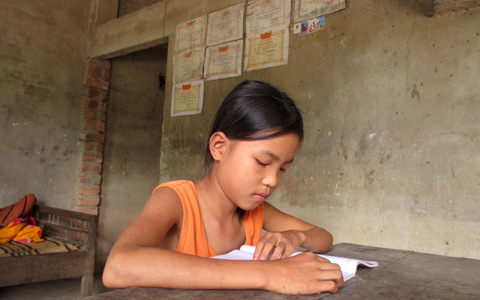 Đường cùng mẹ nghèo bán tóc chữa bệnh tim cho con