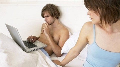 Ám ảnh vì hình nude trong máy tính của chồng