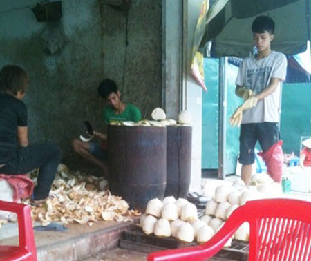 Làm trắng dừa xiêm bằng hóa chất và thuốc tẩy nhà vệ sinh