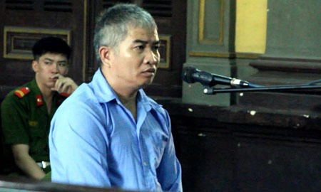 Gã đàn ông tàn độc siết cổ vợ vì đòi ly hôn