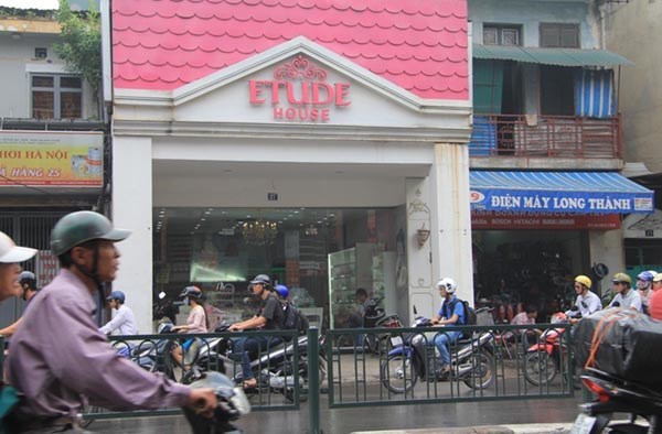 Kỳ lạ ngôi nhà có mặt tiền chiếm trọn vỉa hè ở Hà Nội
