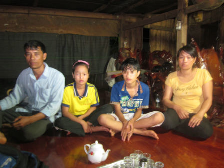 Dì ghẻ bắt con chồng lau nền nhà bằng… lưỡi