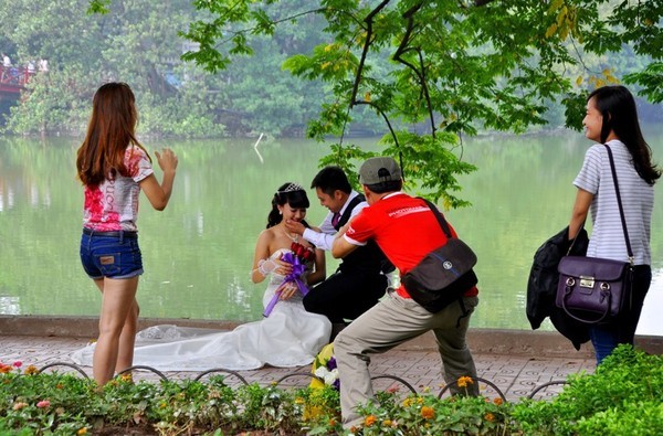Cao điểm mùa cưới, Hồ Gươm tràn ngập các cặp cô dâu - chú rể