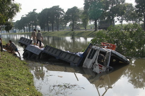 Xe lao xuống mương, tài xế bị thương mở cửa kêu cứu