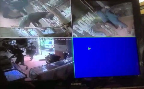 Camera ghi lại cảnh cướp tiệm vàng tại Hà Nam