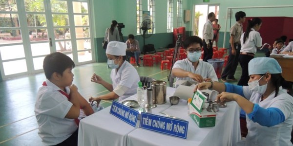 Học sinh ngất xỉu hàng loạt sau tiêm vắc xin là do tâm lý!