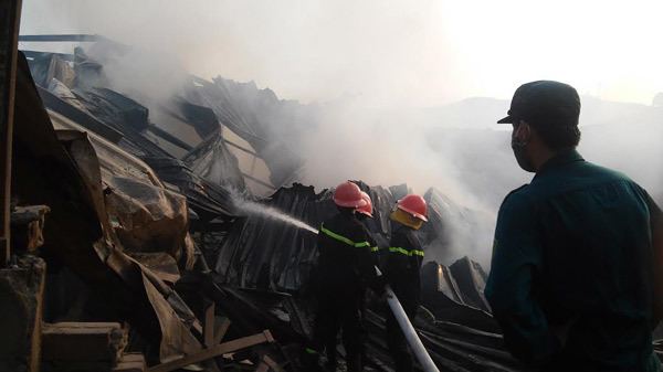 Hà Nội: Cháy lớn tại xưởng gỗ rộng hàng nghìn mét