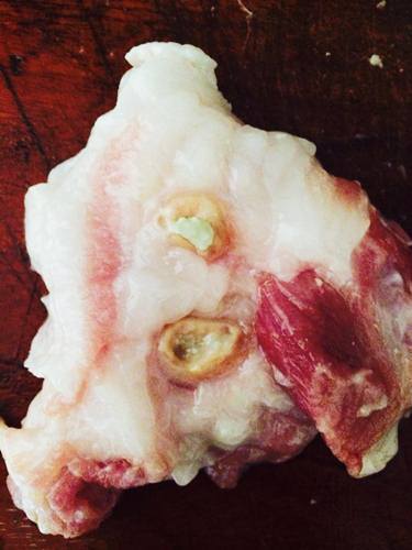 Kinh hoàng với thịt lợn mưng mủ bốc mùi hôi thối ở Hà Nội