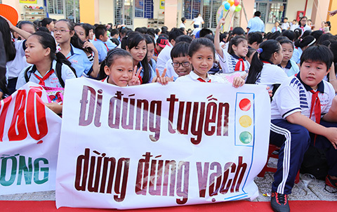 Hàng ngàn học sinh TPHCM hưởng ứng đi bộ an toàn