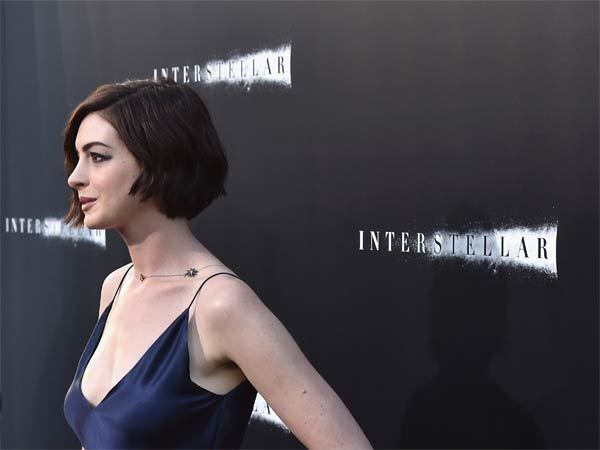 Anne Hathaway lần đầu bay vào vũ trụ