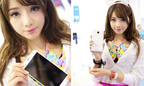 Mỹ nữ búp bê khoe smartphone sành điệu