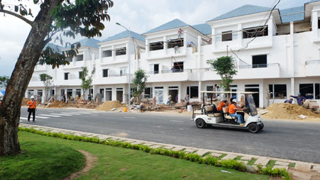 Nhà liên kế “hướng thủy” tiện ích như resort