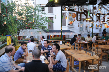 Cảnh mua bán trong 'thiên đường sung sướng' X98