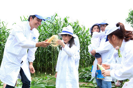 MC Phan Anh tròn mắt với bò ‘đại gia” ở trang trại Vinamilk
