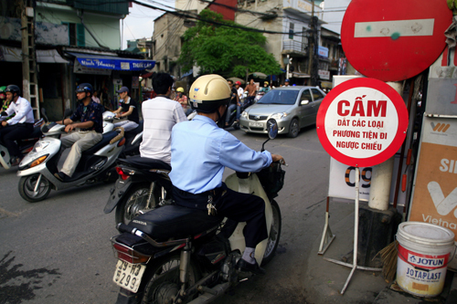 Cảnh vô tư đi ngược chiều ở Thủ đô
