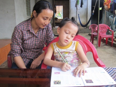 Xin cứu bé mắc bệnh lạ ham học