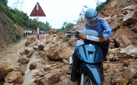 Sạt lở nghiêm trọng, 10.000 khối đất đá vùi lấp tỉnh lộ 15