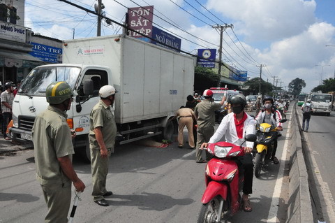 Bị xe tải cán 2 lần, một phụ nữ chết thảm