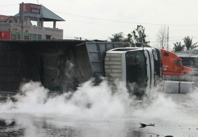 Xe chở hàng nghìn lít axít lật nhào, tỏa khói mù mịt