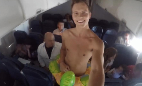 Máy bay náo loạn vì khách khỏa thân diễn trò
