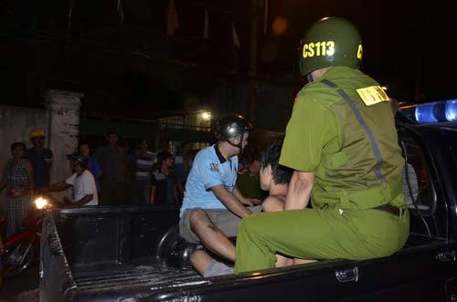 Cảnh sát nổ súng bắt kẻ cố thủ trên nóc nhà