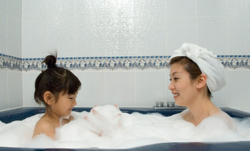 Chuyện giáo dục giới tính của bà mẹ có hai cô con gái