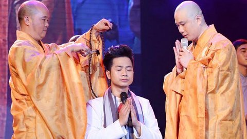 Ca sĩ cạo đầu sám hối ngay trên sân khấu