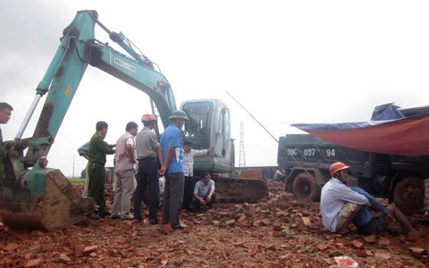 Tai nạn hy hữu, bị đè chết khi chui gầm sửa xe tải