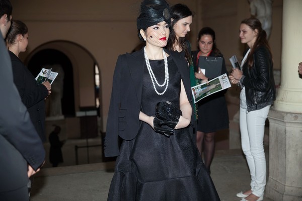 Những gợi ý kết hợp với áo khoác hờ mới nhất từ sao Việt